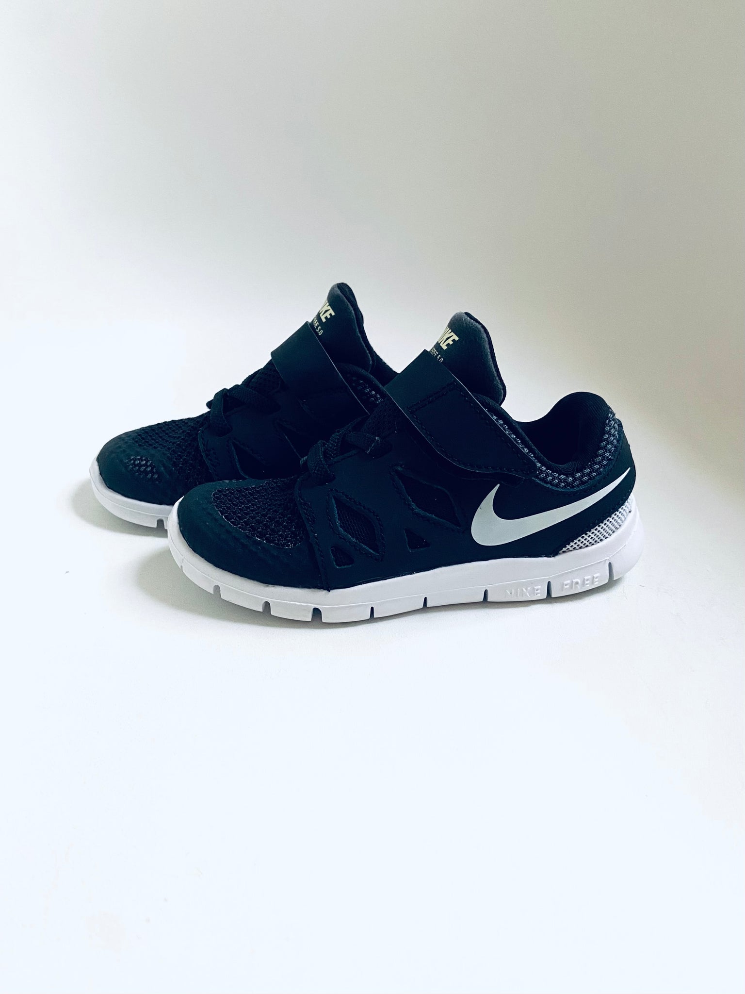 Nike | Free Run 2 Velcro Sneakers (Size 9 Child)